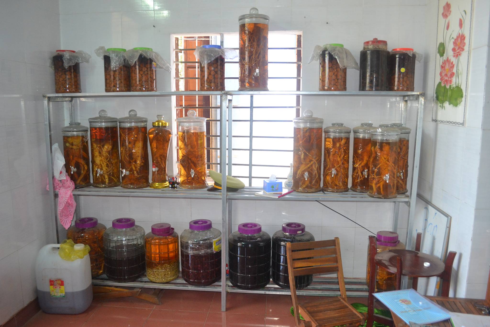 Phát hiện cơ sở lưu trữ, pha chế rượu không nhãn hàng hóa, không chứng nhận an toàn thực phẩm tại Quảng Bình. Ảnh: Sở Công Thương Quảng Bình 